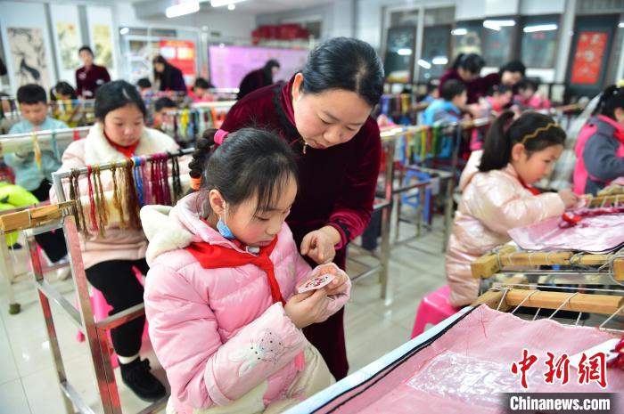 江西省級非遺豫章繡傳承人手把手指導(dǎo)小學(xué)生繡制2022年北京冬奧會(huì)吉祥物“冰墩墩”形象?！∮髟屏?攝
