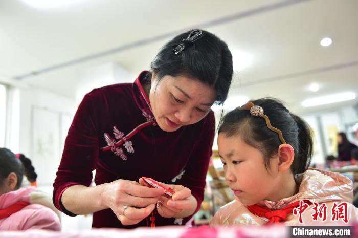 江西省級非遺豫章繡傳承人手把手指導(dǎo)小學(xué)生繡制2022年北京冬奧會(huì)吉祥物“冰墩墩”形象?！∮髟屏?攝