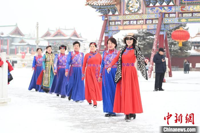 2月13日，老年人在呼和浩特市大召廣場拍照“打卡”?！⑽娜A 攝