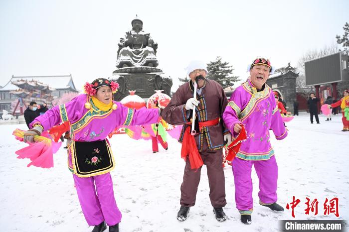 2月13日，秧歌隊(duì)在呼和浩特市大召廣場雪中起舞。　劉文華 攝