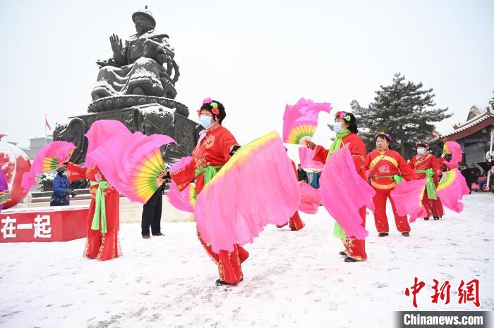 2月13日，秧歌隊(duì)在呼和浩特市大召廣場雪中起舞?！⑽娜A 攝