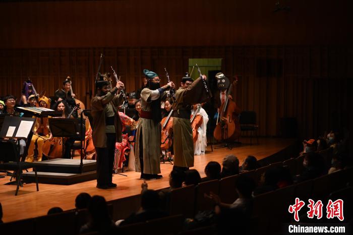 圖為“劉備、關(guān)羽、張飛”亮相音樂會?！∥靼步豁憳穲F供圖