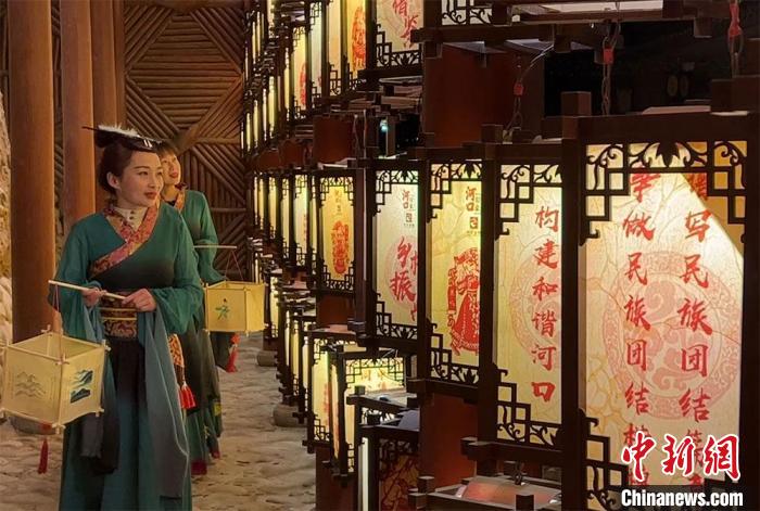 圖為游客身著古裝逛燈會(huì)?！堈裣?攝