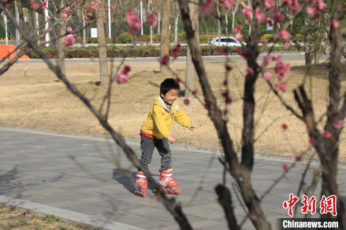 小朋友公園里玩耍。　鄧小強 攝