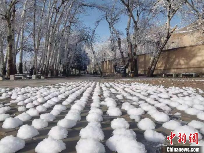 圖為春雪過后的莫高窟美不勝收。　周斌全 攝