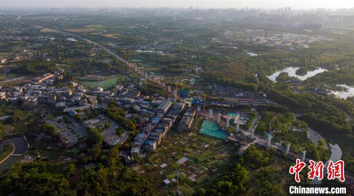 航拍正在建設中的成都至自貢高速鐵路成都段?！⒅铱?攝