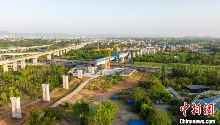 航拍正在建設的成都至自貢高速鐵路跨成都繞城高速公路連續(xù)梁施工現(xiàn)場。　劉忠俊 攝