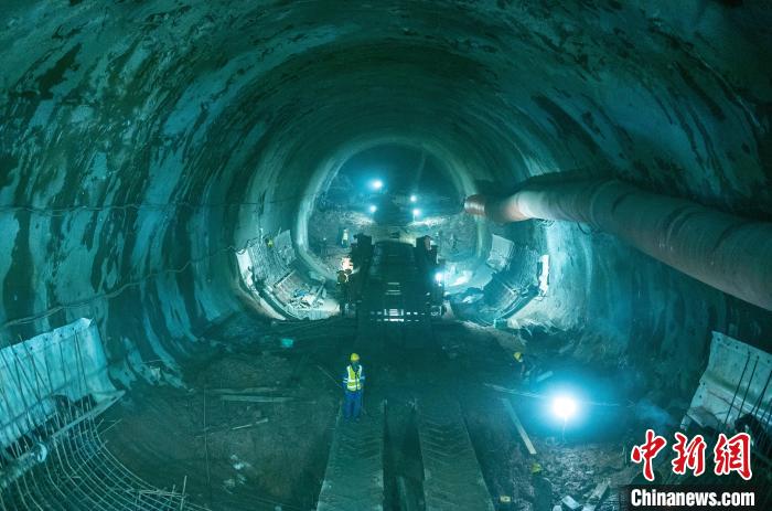 正在掘進中的龍泉山1號隧道?！⒅铱?攝