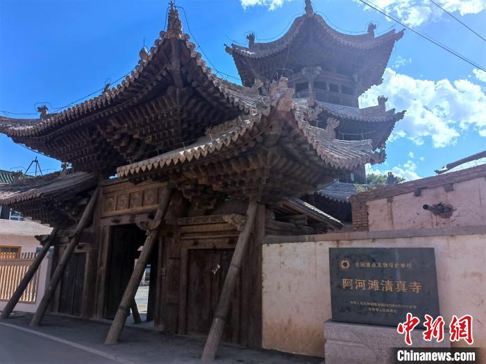 圖為集漢、藏、伊斯蘭風(fēng)格于一體的700年歷史的全國重點保護文物——阿河灘清真寺?！埡ｖ?攝