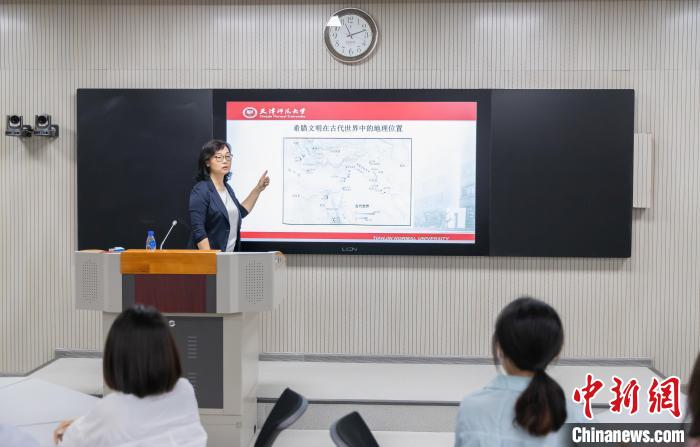 天津師范大學(xué)跨文化與世界文學(xué)研究院院長(zhǎng)、教授郝嵐正在為同學(xué)們上課?！⊥踉谟?攝