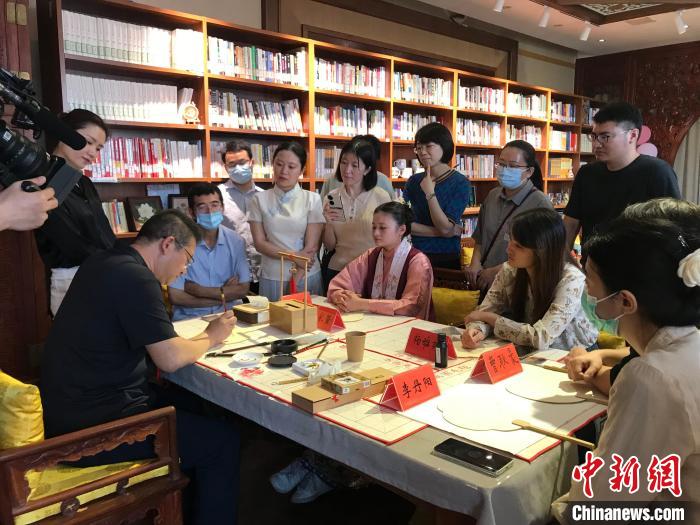 9月14日，“月動(dòng)臨秋扇”中華傳統(tǒng)文化沉浸式體驗(yàn)活動(dòng)在北京紀(jì)曉嵐故居舉辦。 陳建新 攝 陳建新 攝