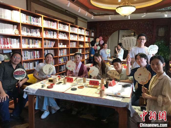 9月14日，“月動(dòng)臨秋扇”中華傳統(tǒng)文化沉浸式體驗(yàn)活動(dòng)在北京紀(jì)曉嵐故居舉辦。陳建新 攝 陳建新 攝