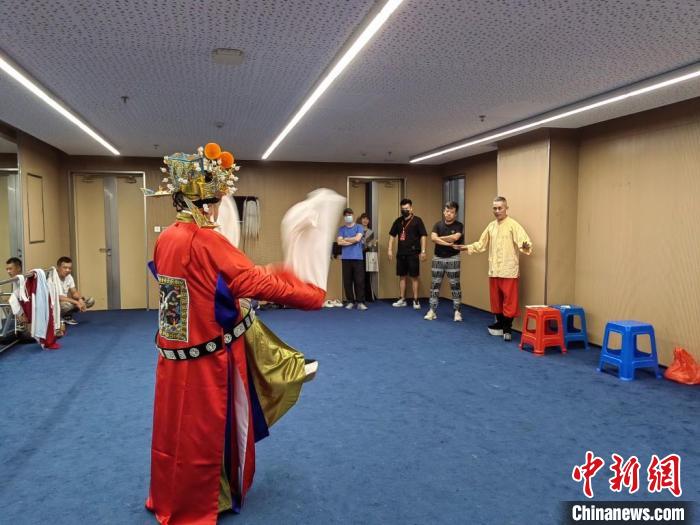 “天下第一團”正在進行練習(xí)?！±ド绞形捏w廣電和旅游局供圖