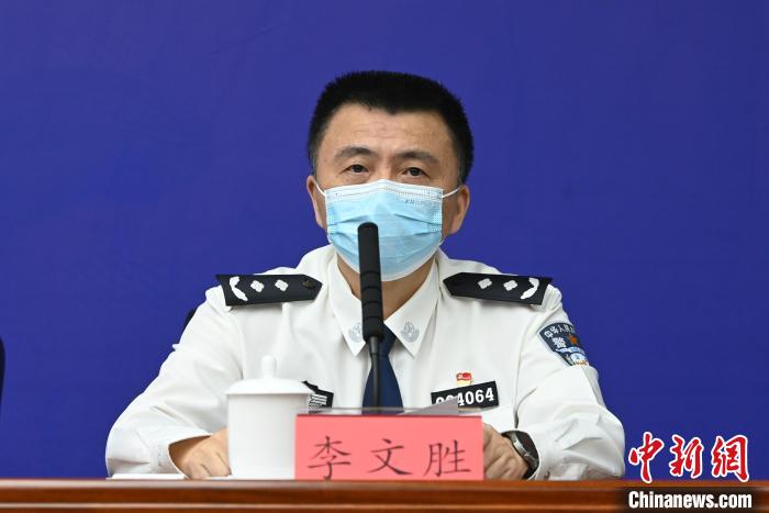 成都市公安局交管局局長(zhǎng)李文勝?！“苍?攝
