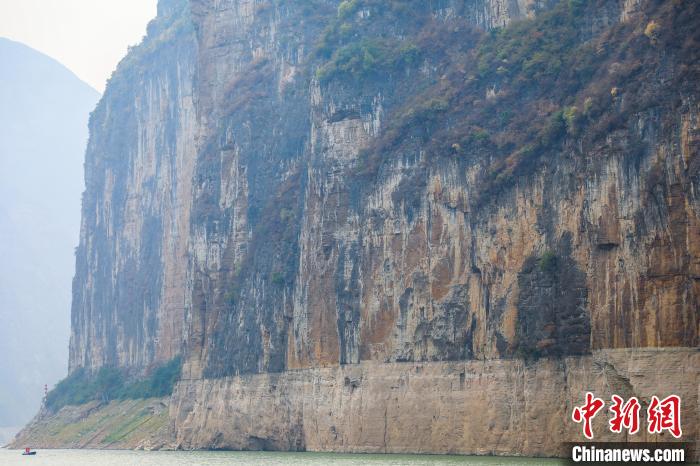圖為瞿塘峽兩岸壯麗景致?！×簹J卿 攝