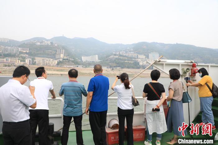重慶市政協(xié)“同心聚力巴渝行”主題采訪團(tuán)15日走進(jìn)奉節(jié)，了解當(dāng)?shù)卣f(xié)委員護(hù)江成效?！×簹J卿 攝