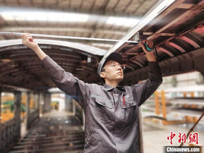 王漢卿在安裝車頂二次骨架吊?！∈茉L者供圖
