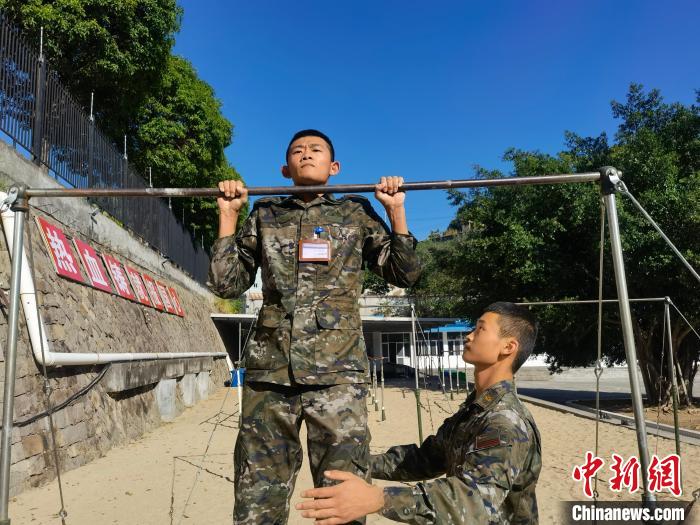 新兵尤云龍正在進行器械訓(xùn)練?！●R濤 攝