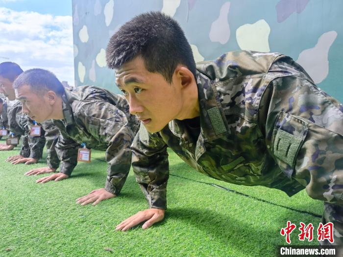 尤云龍正在和戰(zhàn)友進行體能訓(xùn)練。　林靖松 攝