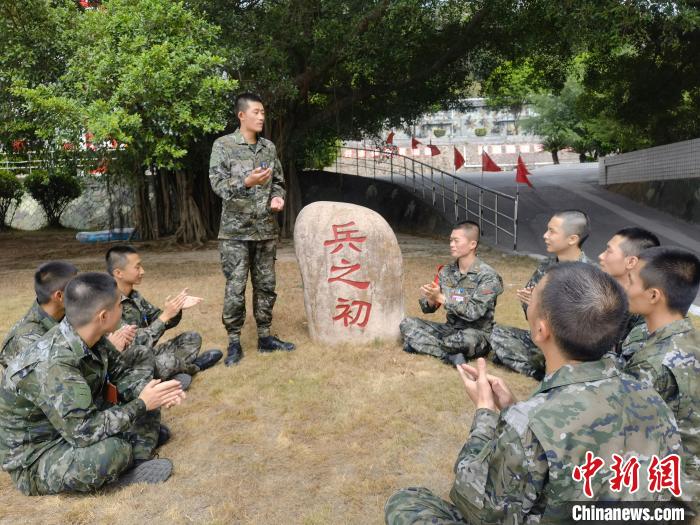尤云龍為戰(zhàn)友講述父輩保家衛(wèi)國的故事?！＄姛樋?攝