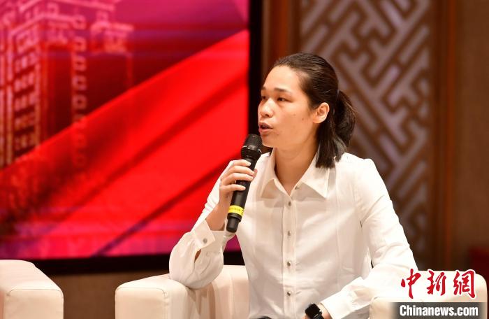 圖為林莉在福建師范大學分享會上發(fā)言?！蚊?攝