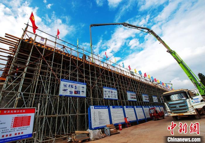 圖為渝昆高鐵云南段境內(nèi)首座大橋連續(xù)梁混凝土澆筑施工現(xiàn)場。　何呂鵬 攝