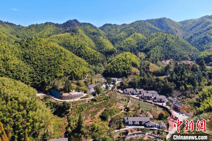 航拍江西井岡山市神山村，青山環(huán)繞，風(fēng)景秀美?！⒘?攝