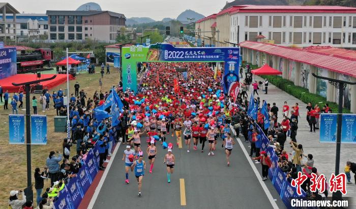 2022年龍虎山半程馬拉松鳴槍開跑?！⒅剧?攝