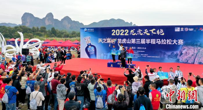 2022年龍虎山半程馬拉松鳴槍開跑?！⒅剧?攝