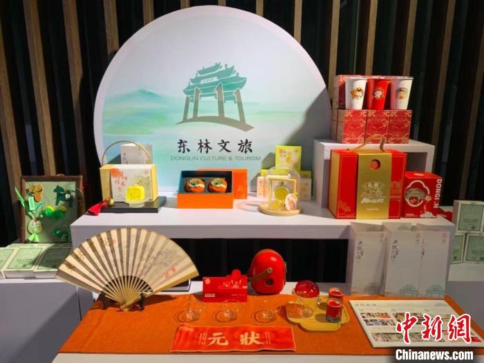發(fā)展論壇現(xiàn)場(chǎng)展出的無(wú)錫城市文創(chuàng)作品?！O權(quán) 攝