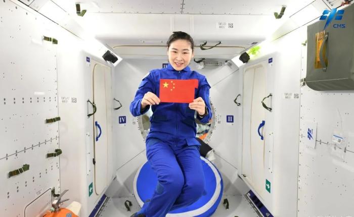 航天員劉洋背后是問(wèn)天實(shí)驗(yàn)艙睡眠區(qū)。圖片來(lái)源：中國(guó)載人航天工程辦公室官方微信