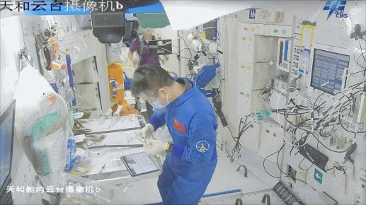 開展水樣微生物檢測(cè)。圖片來(lái)源：中國(guó)載人航天工程辦公室官方微信