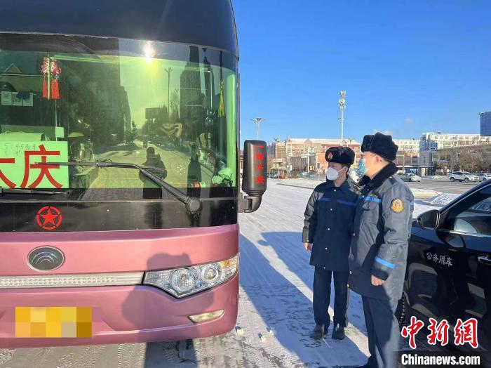 交通執(zhí)法人員檢查客運(yùn)車輛手續(xù)。　黑龍江省交通運(yùn)輸廳供圖