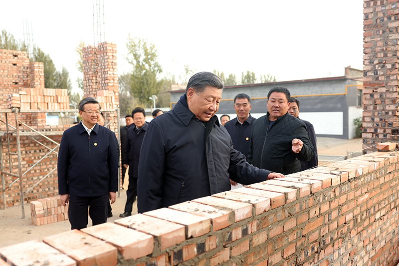 2023年11月10日，習(xí)近平總書記在河北保定涿州市刁窩鎮(zhèn)萬全莊村房屋重建施工現(xiàn)場考察。