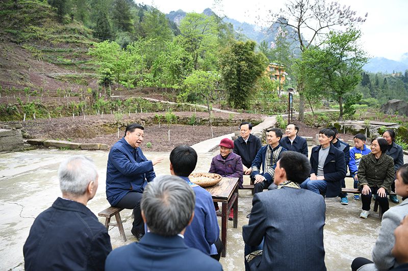 2019年4月15日，習(xí)近平總書記在重慶石柱土家族自治縣中益鄉(xiāng)華溪村同村民代表、基層干部、扶貧干部、鄉(xiāng)村醫(yī)生等圍坐在一起，共話脫貧攻堅(jiān)。