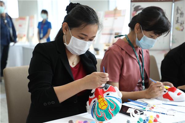 展覽會(huì)現(xiàn)場(chǎng)，泰國(guó)民眾體驗(yàn)畫(huà)臉譜。人民網(wǎng)記者 趙益普攝
