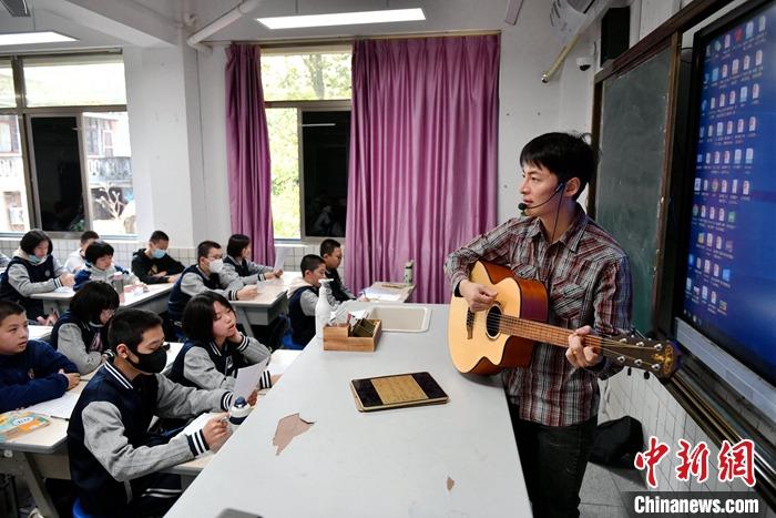 圖為3月16日，張家豪在福建福州延安中學(xué)教學(xué)。 <a target='_blank' href='/'><p  align=