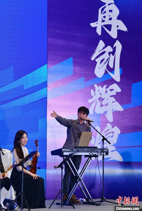 圖為3月9日，福建福州，張家豪(右)與林佳臻在臺上演出。 <a target='_blank' href='/'><p  align=