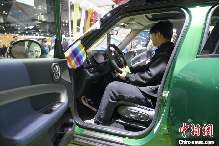 圖為觀眾在展會(huì)試駕車輛?！⑿?攝