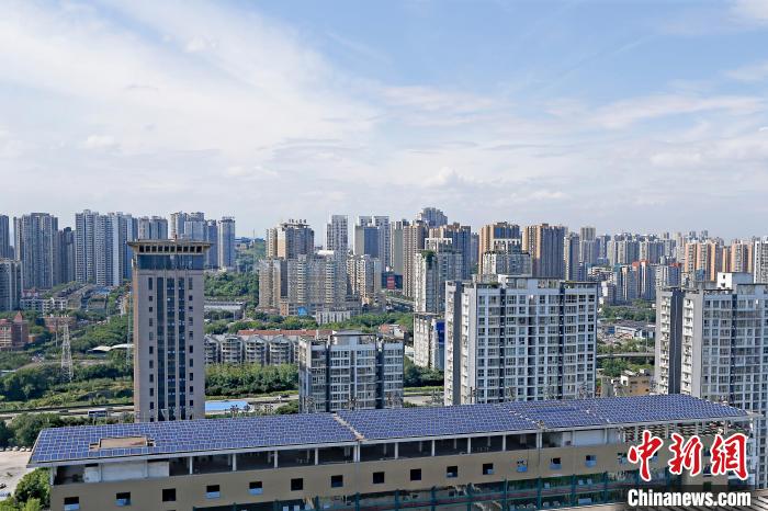圖為輝騰能源在重慶市九龍坡區(qū)留學(xué)生創(chuàng)業(yè)園屋頂建設(shè)的光伏發(fā)電示范項(xiàng)目?！∈茉L企業(yè)供圖