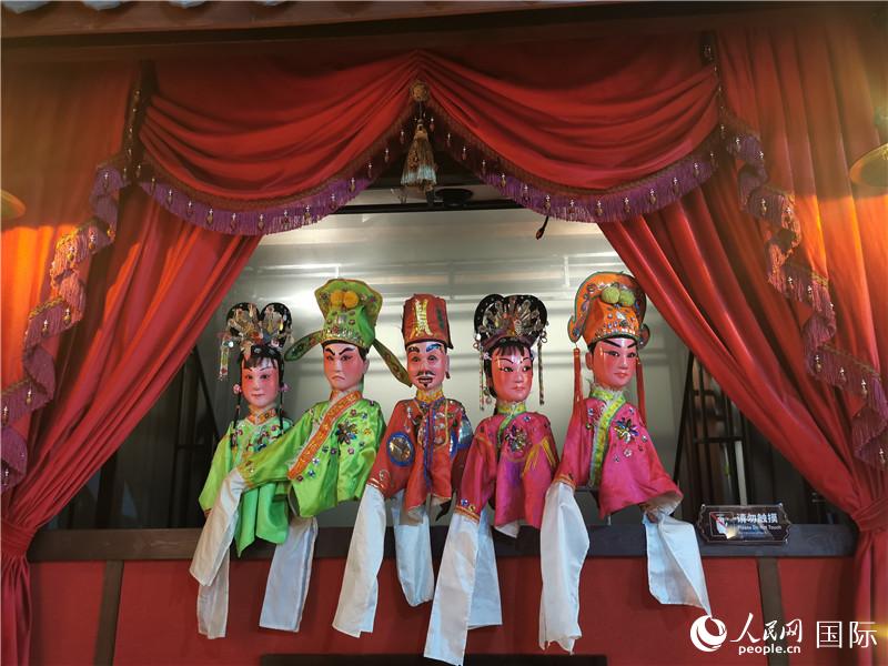 3D公仔戲臺。人民網(wǎng)記者 符園園攝
