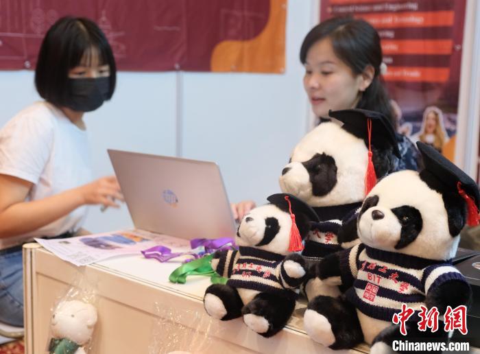北京理工大學(xué)帶來(lái)可愛(ài)熊貓玩偶，頗為吸睛 陳悅 攝