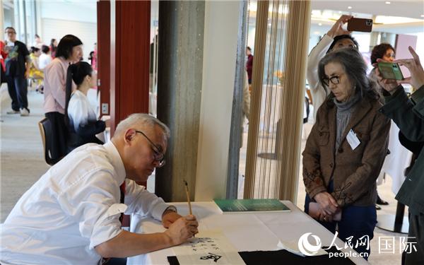 “聯(lián)合國中文日”慶?；顒由线M行了書法等中國文化展示。人民網記者 尚凱元攝