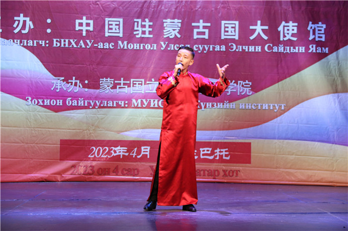 一等獎選手賀希格中學(xué)的包勒爾德表演貫口《玲瓏塔》。蒙古國立大學(xué)孔子學(xué)院供圖