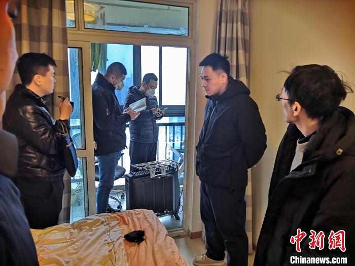 丹東市公安局民警抓捕犯罪嫌疑人，在其家中進行搜查?！〉|市公安局供圖