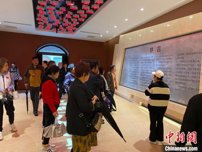 中共中央統(tǒng)戰(zhàn)部舊址里參觀者絡(luò)繹不絕?！±顣詡?攝