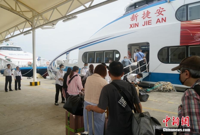 圖為乘客登船準(zhǔn)備從廈門(mén)啟航前往金門(mén)。福建海事 供圖