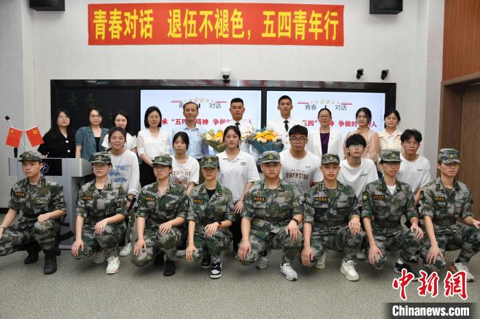 受邀功臣同師生代表合影。　漳州市退役軍人事務局供圖