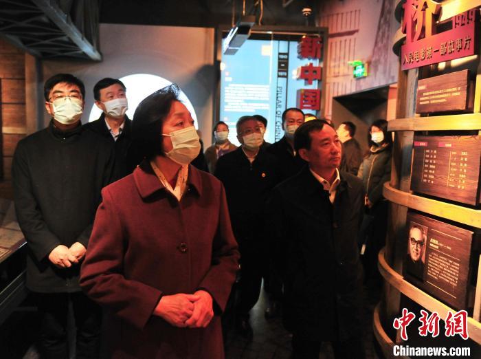 臺(tái)盟中央主席蘇輝近日率調(diào)研組赴吉林開展重點(diǎn)考察調(diào)研。圖為在長(zhǎng)影舊址博物館考察吉林特色文化產(chǎn)業(yè)發(fā)展。　高龍安 攝