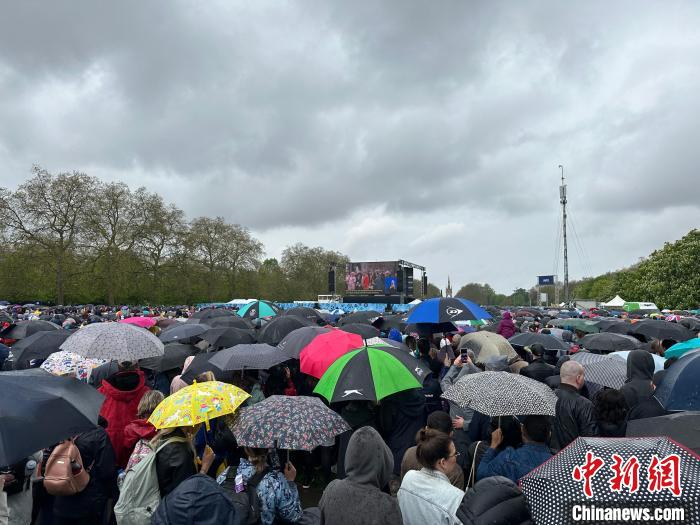 當(dāng)?shù)貢r間5月6日，英國國王查爾斯三世的加冕儀式舉行。民眾雨中觀看儀式?！W陽開宇 攝